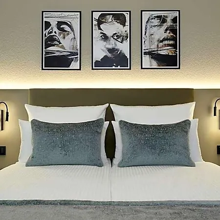 Leonardo Center 3*